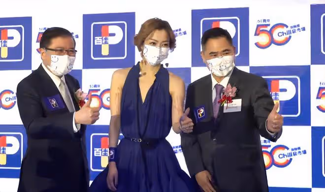 鄭秀文穿藍色深V裙現身,笑容燦爛氣質如蘭,透露明年開演唱會