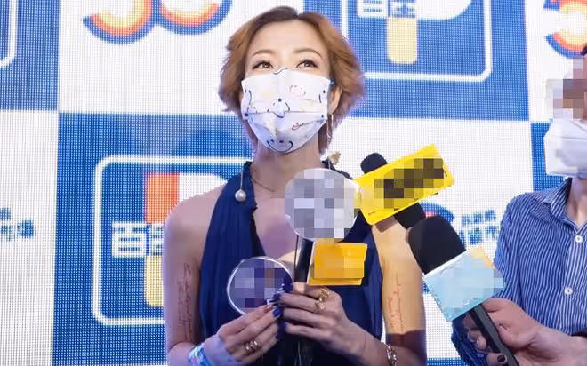 鄭秀文穿藍色深V裙現身,笑容燦爛氣質如蘭,透露明年開演唱會