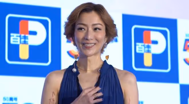 鄭秀文穿藍色深V裙現身,笑容燦爛氣質如蘭,透露明年開演唱會