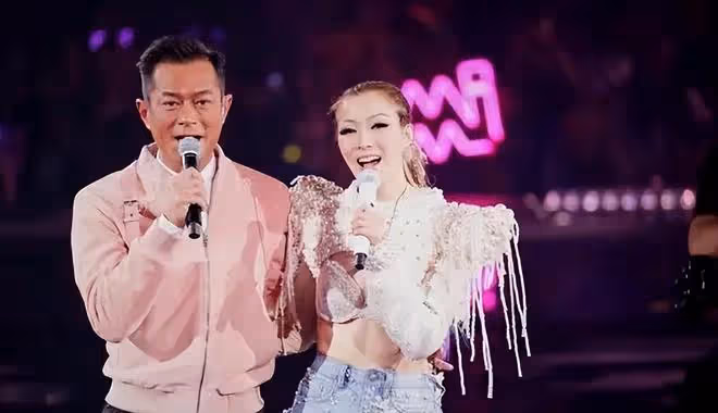 鄭秀文穿藍色深V裙現身,笑容燦爛氣質如蘭,透露明年開演唱會