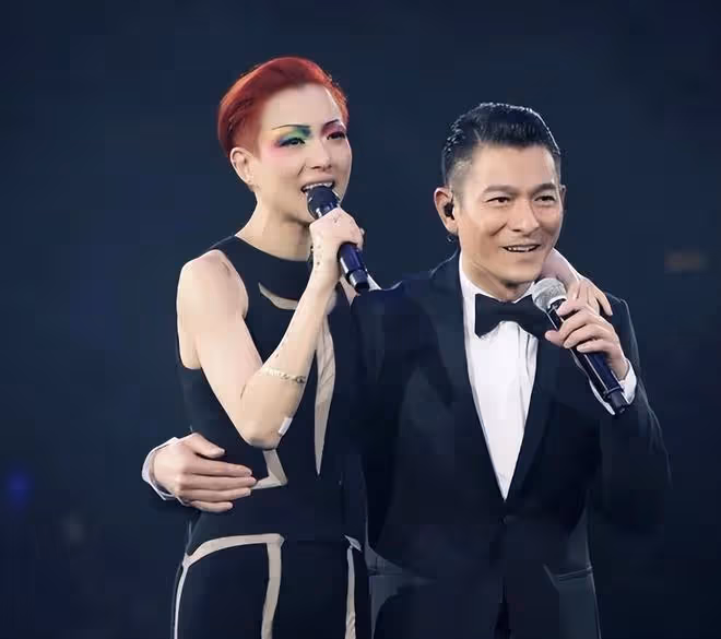 鄭秀文穿藍色深V裙現身,笑容燦爛氣質如蘭,透露明年開演唱會