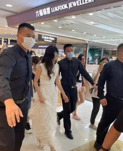 33歲文詠珊近照曝光,穿深V白裙獲保鏢開路,專人在前面打燈
