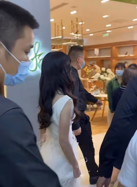 33歲文詠珊近照曝光,穿深V白裙獲保鏢開路,專人在前面打燈