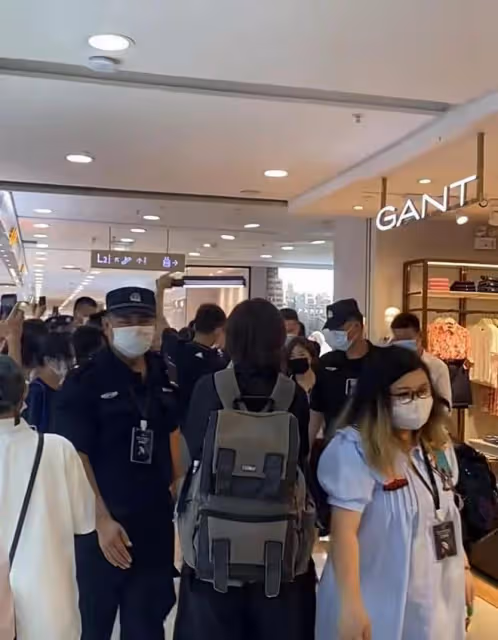 33歲文詠珊近照曝光,穿深V白裙獲保鏢開路,專人在前面打燈