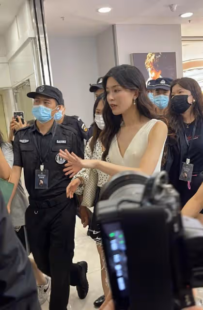 33歲文詠珊近照曝光,穿深V白裙獲保鏢開路,專人在前面打燈