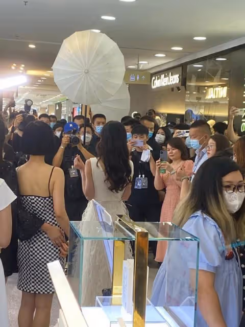 33歲文詠珊近照曝光,穿深V白裙獲保鏢開路,專人在前面打燈