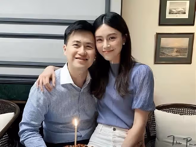 33歲文詠珊近照曝光,穿深V白裙獲保鏢開路,專人在前面打燈