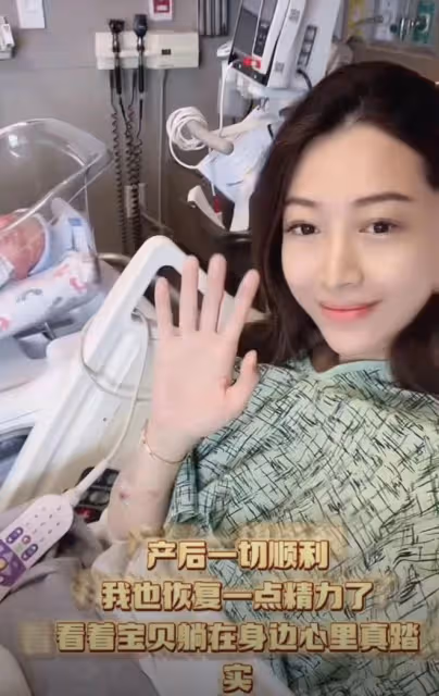 知名主持人美國生子!產後濃妝坐精緻月子,戴31萬手鐲170萬名表