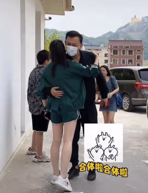 黃海冰張棪琰當眾挽手頭貼頭,被指親密超安全距離,兩人都有家室