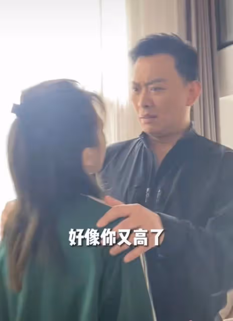 黃海冰張棪琰當眾挽手頭貼頭,被指親密超安全距離,兩人都有家室