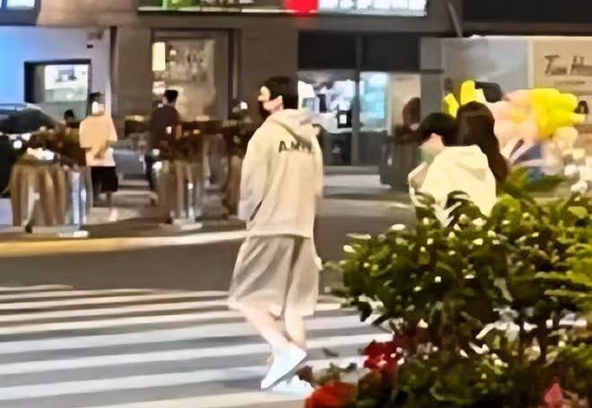 王思聰深夜發動態,發三雙鞋子價格昂貴,家中內景也曝光