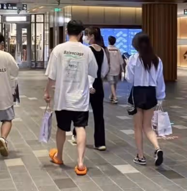 王思聰深夜發動態,發三雙鞋子價格昂貴,家中內景也曝光