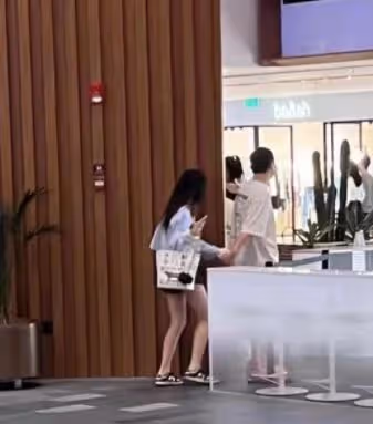 王思聰深夜發動態,發三雙鞋子價格昂貴,家中內景也曝光