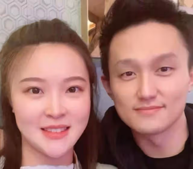 惠若琪為女兒慶周歲,小年糕打扮喜慶模樣呆萌,有望繼承父母衣缽