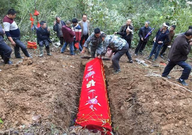 爺爺去世2個月,年邁奶奶半夜總發出動靜,孫子偷偷一看,傻了