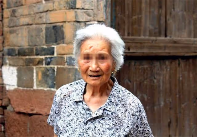 爺爺去世2個月,年邁奶奶半夜總發出動靜,孫子偷偷一看,傻了