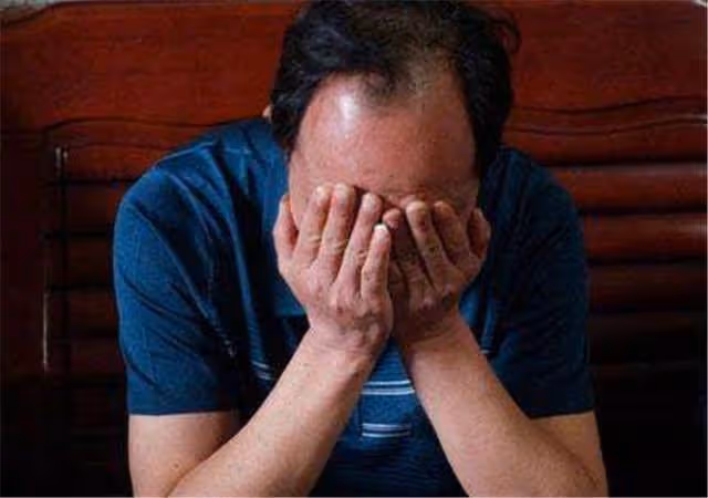 妻子初中學歷卻月入8000元,丈夫無意看見妻子的手指,傻了