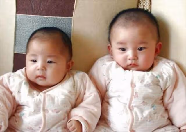 雙胞胎兄弟,哥哥離婚2年參加弟弟婚禮,見到新娘容貌後傻了