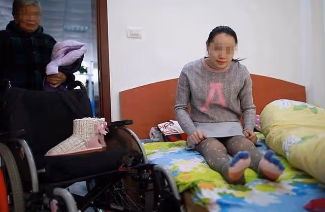 20歲女兒生病臥床,從不出家門卻懷了孕,得知緣由後母親傻了