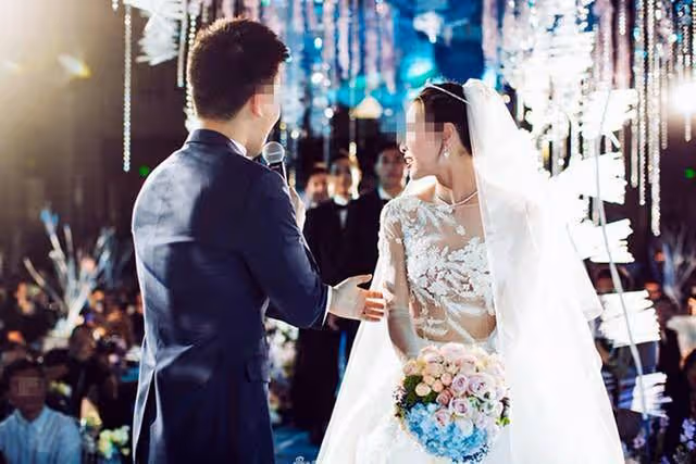 丈夫去世5年妻子再嫁,婚禮接了一通電話後,當即脫下婚紗,傻了
