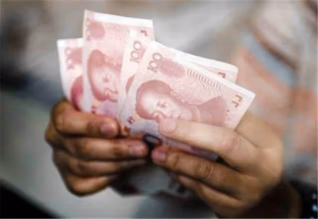 老闆哭窮拖欠工資100萬,員工們偶然看見新娶的老闆娘,集體傻了