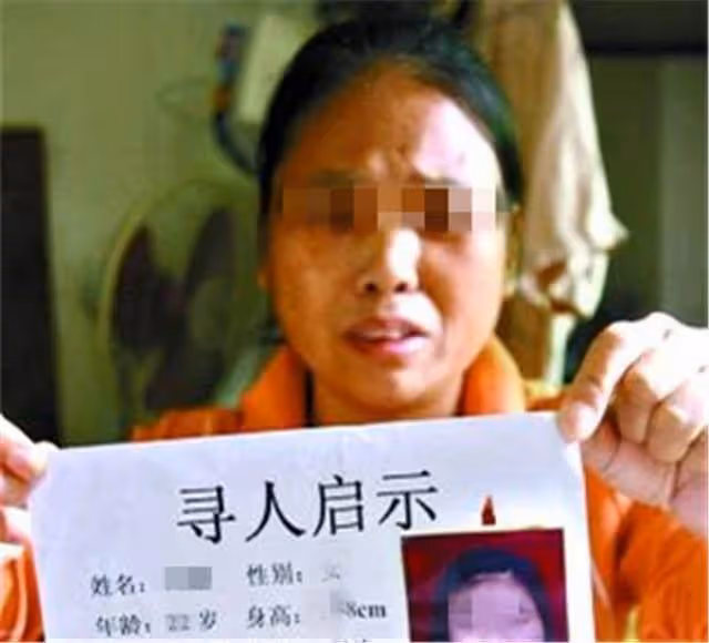 母親罵兒子是廢物,兒子生氣離家出走15年,開豪車回家後,傻了