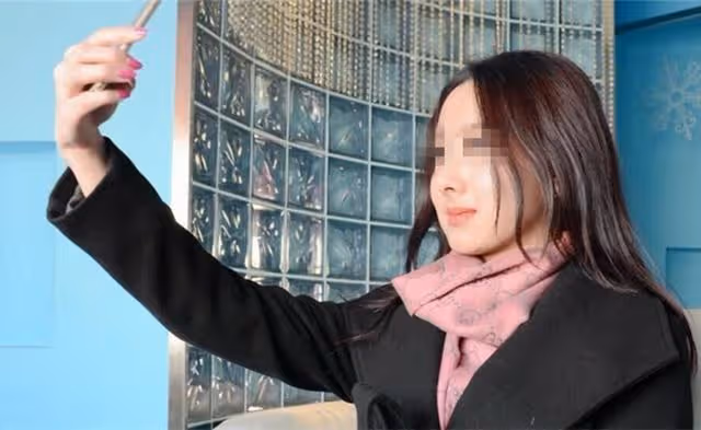 妻子回娘家,丈夫提前騎車去接她,卻發現門口停著一輛豪車,傻了