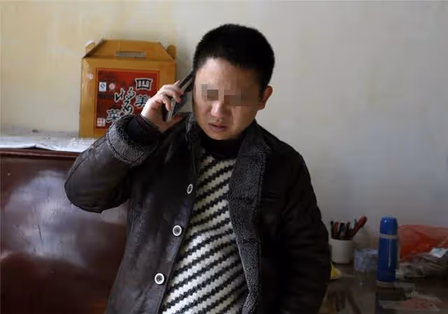 妻子回娘家,丈夫提前騎車去接她,卻發現門口停著一輛豪車,傻了