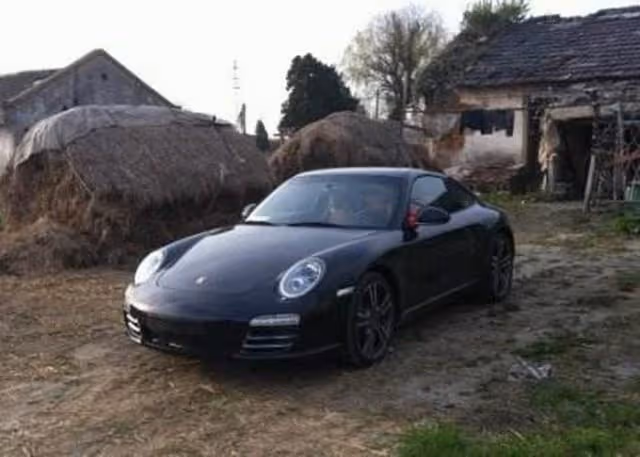 妻子回娘家,丈夫提前騎車去接她,卻發現門口停著一輛豪車,傻了