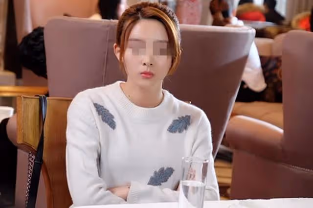前男友借錢10萬不還，丈夫逼我去要，對方拿出幾張照片，我傻了