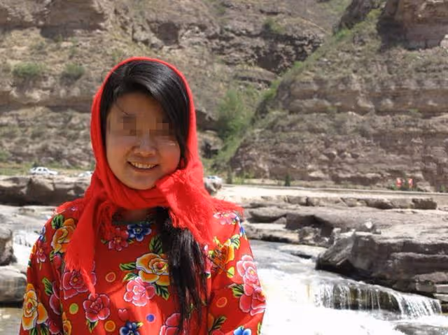 為了供妹妹上學,姐姐嫁給瘸子,10年後,姐姐收到50萬現金,傻了