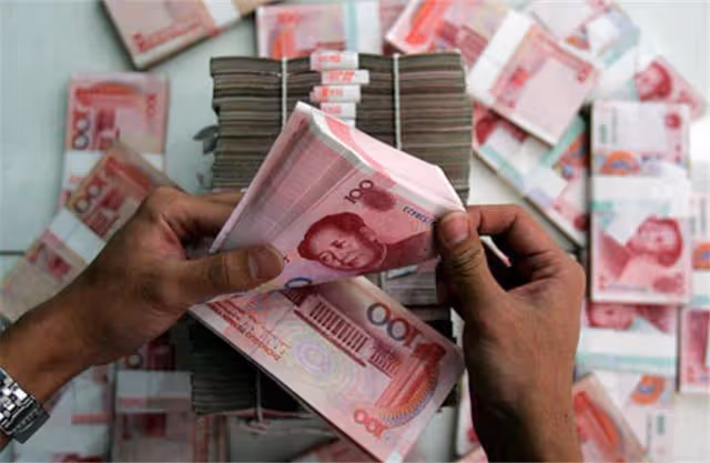 為了供妹妹上學,姐姐嫁給瘸子,10年後,姐姐收到50萬現金,傻了