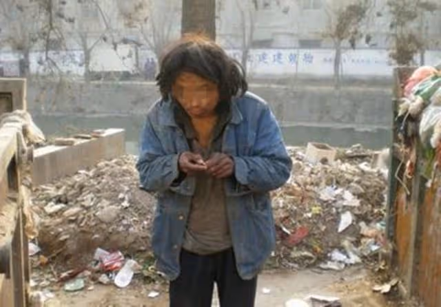 男子娶了丑妻,發財後卻把丑妻拋棄,2年後再見丑妻,男子傻了