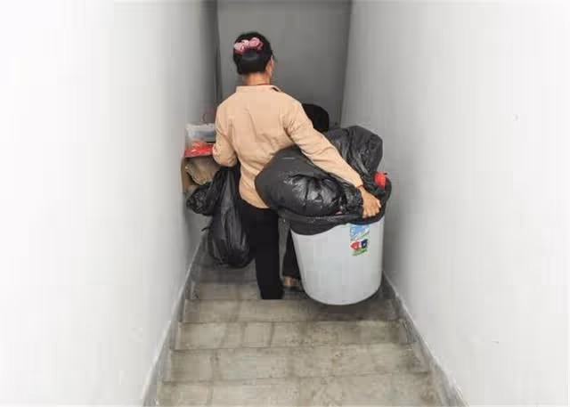 連續3天，保潔員撿到800元，覺得反常報了警，警察到達後，傻了