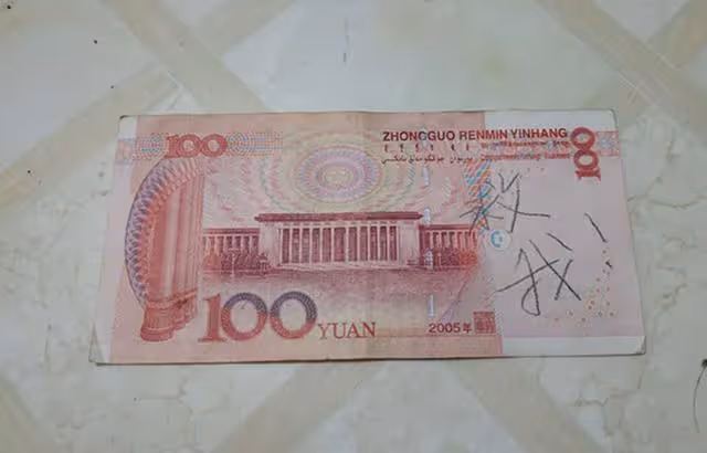 連續3天，保潔員撿到800元，覺得反常報了警，警察到達後，傻了