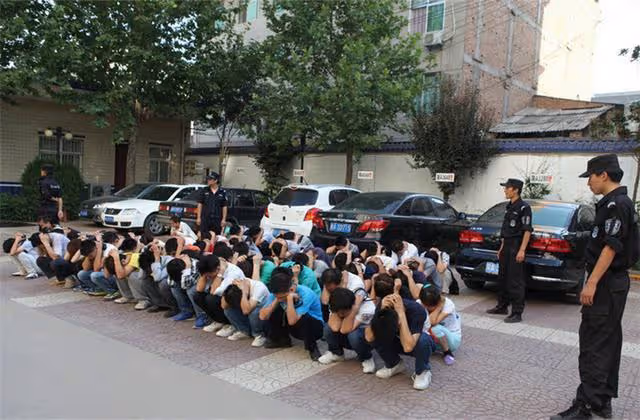 連續3天，保潔員撿到800元，覺得反常報了警，警察到達後，傻了