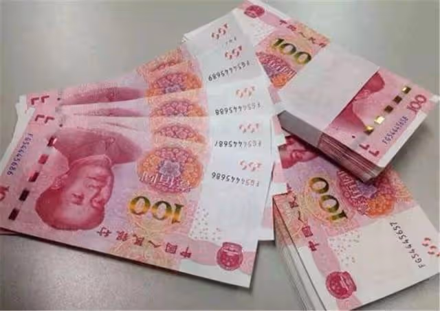 妻子每月賺3千,卻總說不夠用,丈夫意外看見妻子穿的拖鞋,傻了