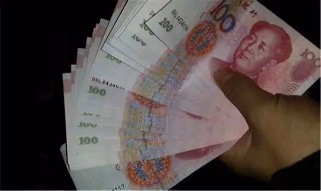 丈夫破產,妻子外出打工每月寄回6千,偷偷去探望,丈夫傻了