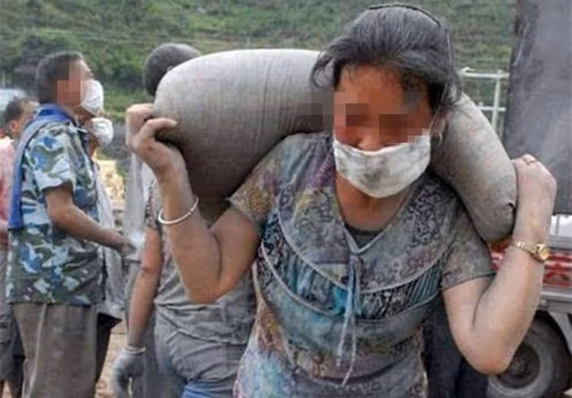 丈夫破產,妻子外出打工每月寄回6千,偷偷去探望,丈夫傻了
