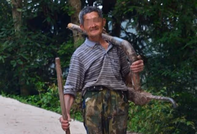 舅舅重病兒子不管，外甥服侍2年，去世前手指床底，外甥一看傻了