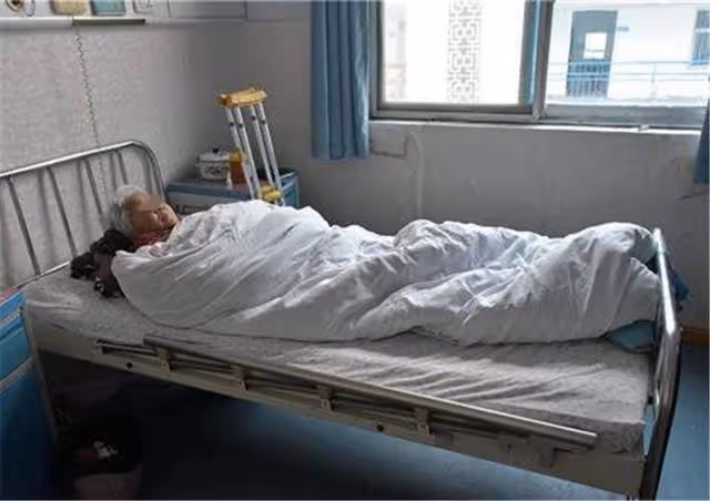 舅舅重病兒子不管，外甥服侍2年，去世前手指床底，外甥一看傻了