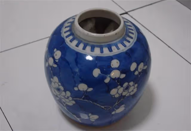 舅舅重病兒子不管，外甥服侍2年，去世前手指床底，外甥一看傻了