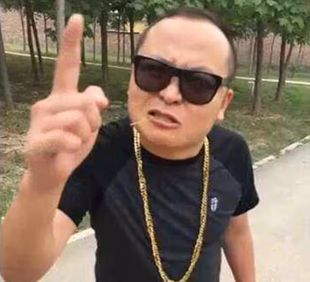 殘疾老人碰到豪車，車主叫囂讓磕頭道歉，掏出一張證件，車主傻了