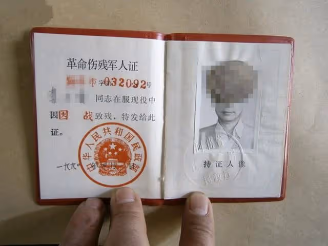 殘疾老人碰到豪車，車主叫囂讓磕頭道歉，掏出一張證件，車主傻了