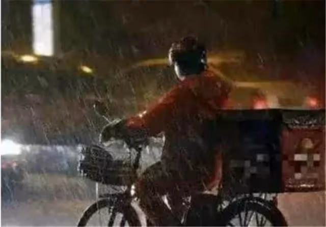 為給兒子買婚房,父親瞞著家人送外賣,推開顧客房門,父親傻了