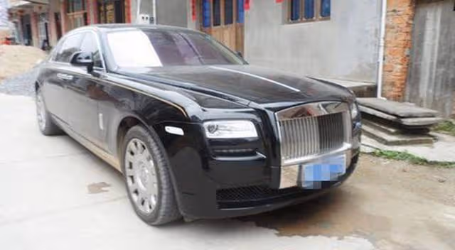 父親借錢給寡婦,都說要不回來了,5年後來了一輛豪車,父親傻了