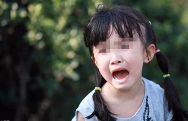父親將6歲女兒送人,25年後女兒開豪車回來羞辱父親,推開門傻了
