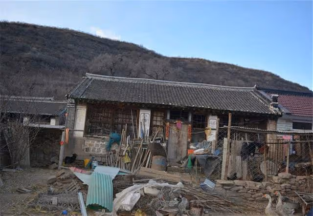 父親將6歲女兒送人,25年後女兒開豪車回來羞辱父親,推開門傻了
