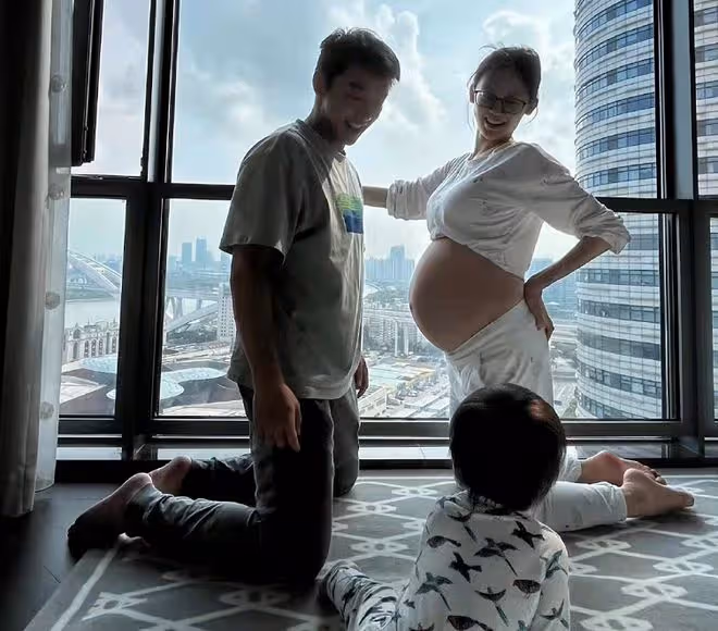曝鄭愷送苗苗住50萬月子會所,出行開大奔,女方身材纖細美到出眾
