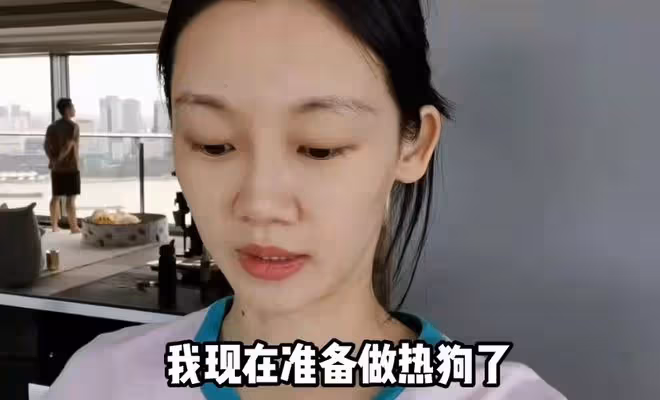 曝鄭愷送苗苗住50萬月子會所,出行開大奔,女方身材纖細美到出眾